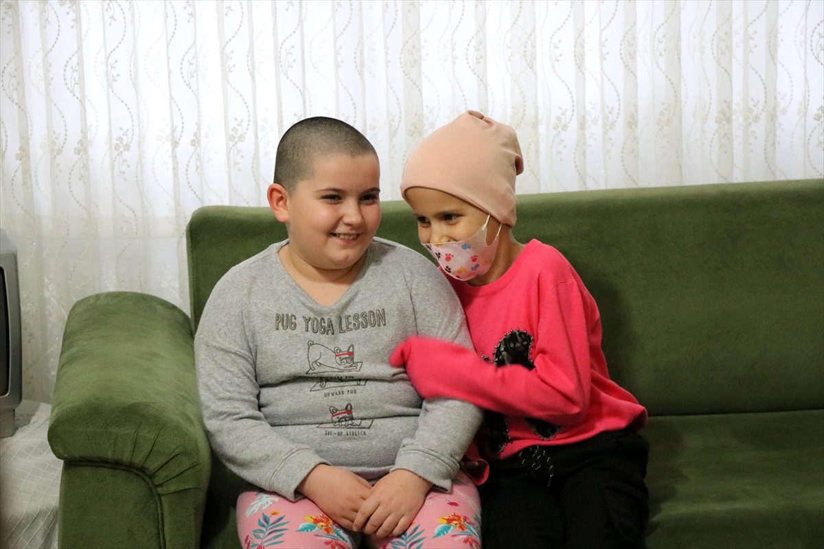Yalovalı küçük Senanur kanser olan arkadaşı üzülmesin diye saçını kazıttı